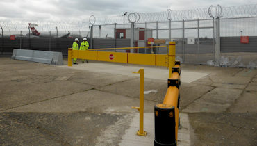 Heathrow perimeter fencing and gate